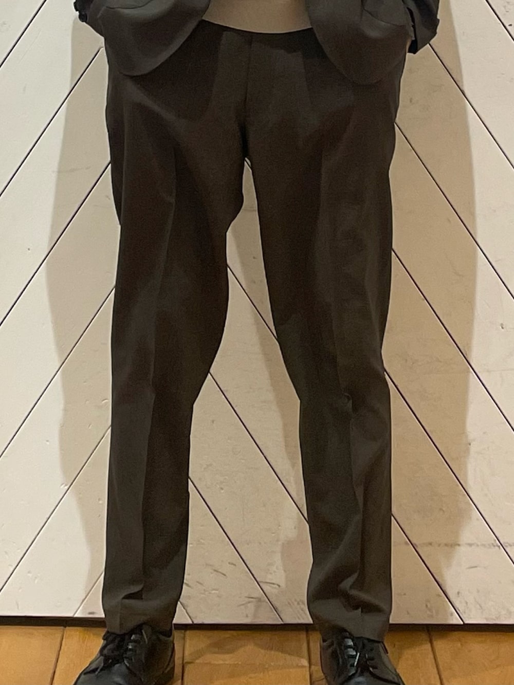 ブラウン系のその他アウター、ホワイト系のシャツ/ブラウス、ブラウン系のスーツパンツを着用したメンズの春コーディネートの5枚目の写真