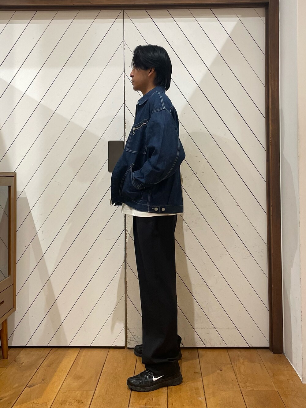 ブルー系のブルゾン、ブラック系のその他パンツを着用したメンズの春コーディネートの2枚目の写真