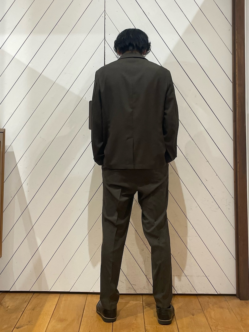 ブラウン系のその他アウター、ホワイト系のシャツ/ブラウス、ブラウン系のスーツパンツを着用したメンズの春コーディネートの3枚目の写真