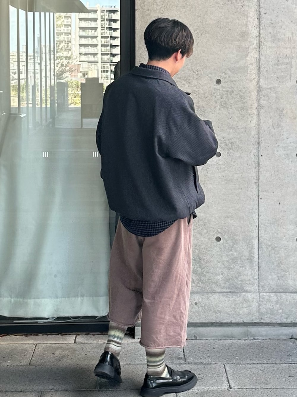 ブルー系のブルゾンを着用したメンズの秋コーディネートの2枚目の写真