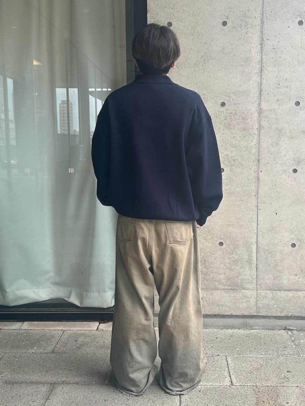 ブルー系のカーディガン/ボレロを着用したメンズの秋コーディネートの2枚目の写真