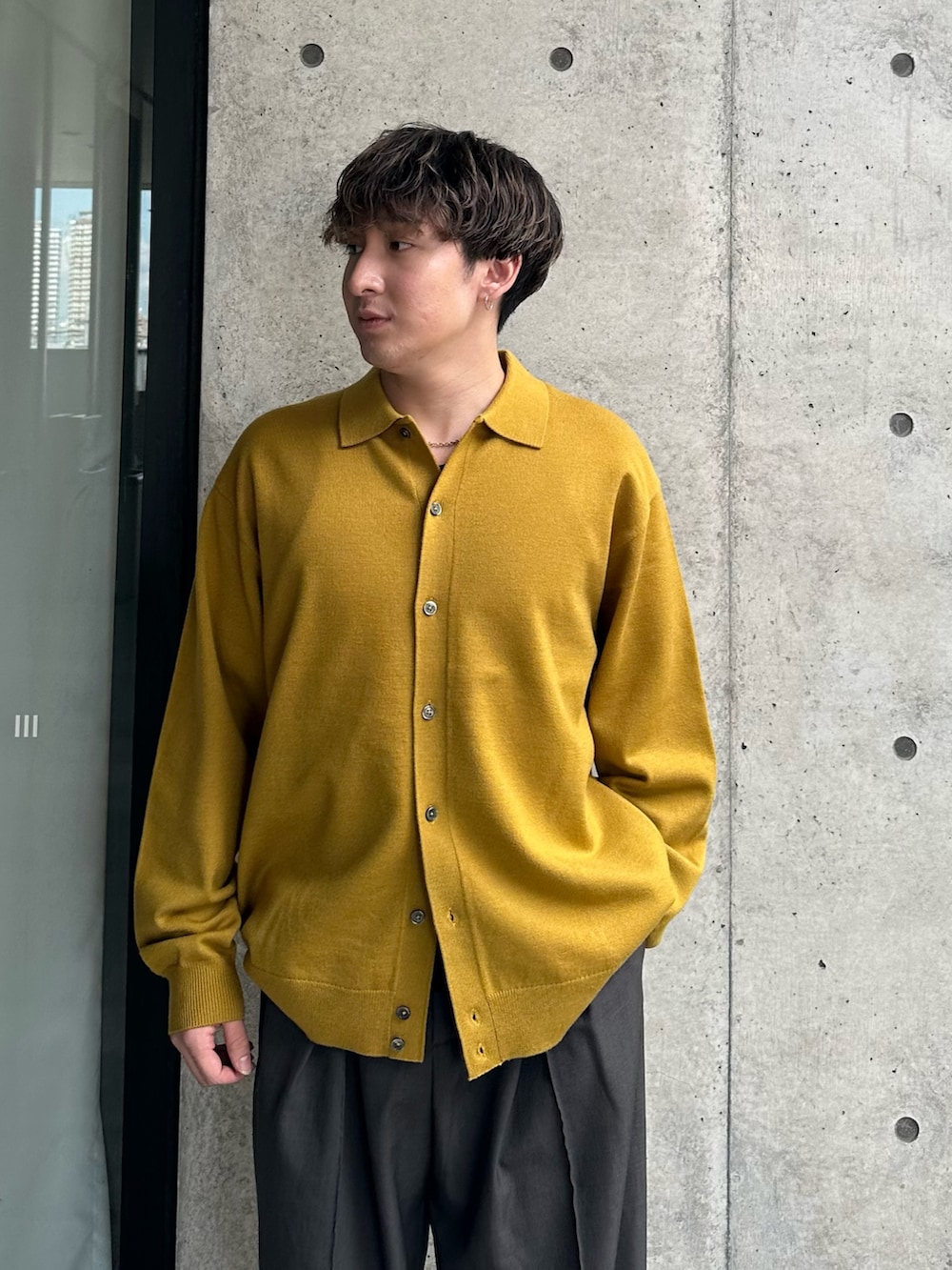 イエロー系のニット/セーターを着用したメンズの秋コーディネートの3枚目の写真