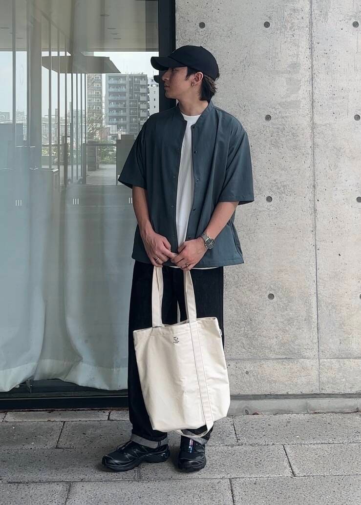 「newarrival、オフィスカジュアル、URTECH、旅行コーデ、紫外線対策、帰省コーデ、水際アイテム、今から使える秋の先取りコーデ、夏のブラックコーデ、私のイチ推しブランド、スタッフのこれ買いました、夏の快適通勤コーデ、uv対策×通勤スタイル、私が選ぶセールアイテム25ss、熱中症対策」｜「URBAN RESEARCH DOORSの『Sサイズ/WEB限定』『吸水速乾/接触冷感/イージーケア』クイックドライ ショートスリーブTシャツ（Tシャツ/カットソー、ホワイト系）」を使った、ｵｶｲﾖｼﾋﾃﾞさん（メンズ・167cm）の夏コーディネートの3枚目の写真