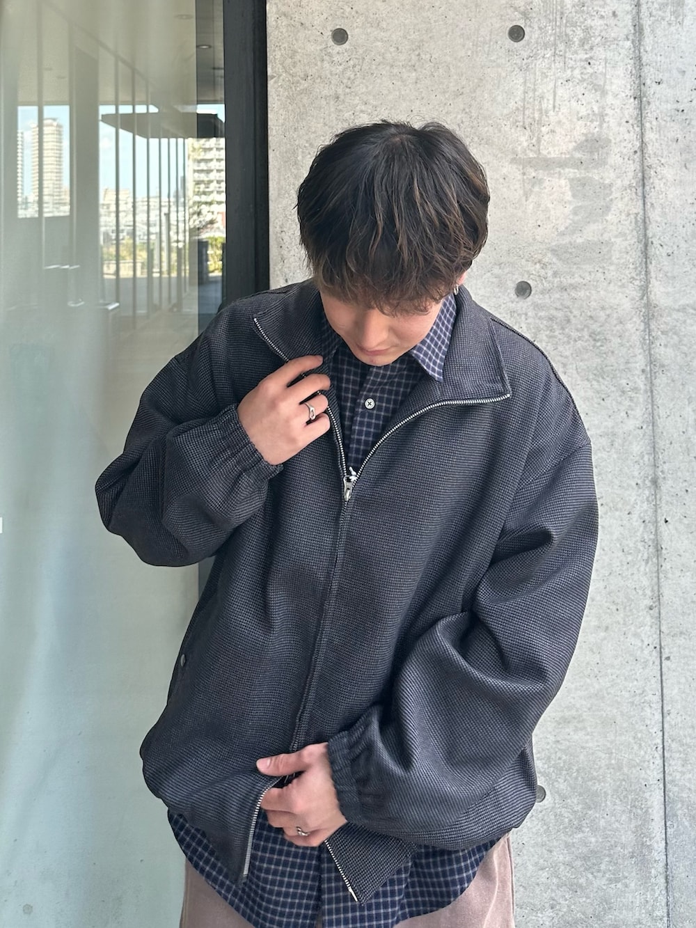 ブルー系のブルゾンを着用したメンズの秋コーディネートの3枚目の写真
