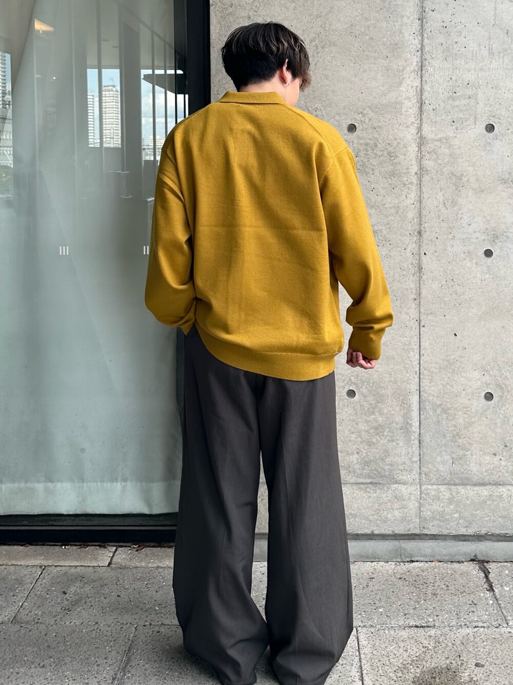 イエロー系のニット/セーターを着用したメンズの秋コーディネートの2枚目の写真