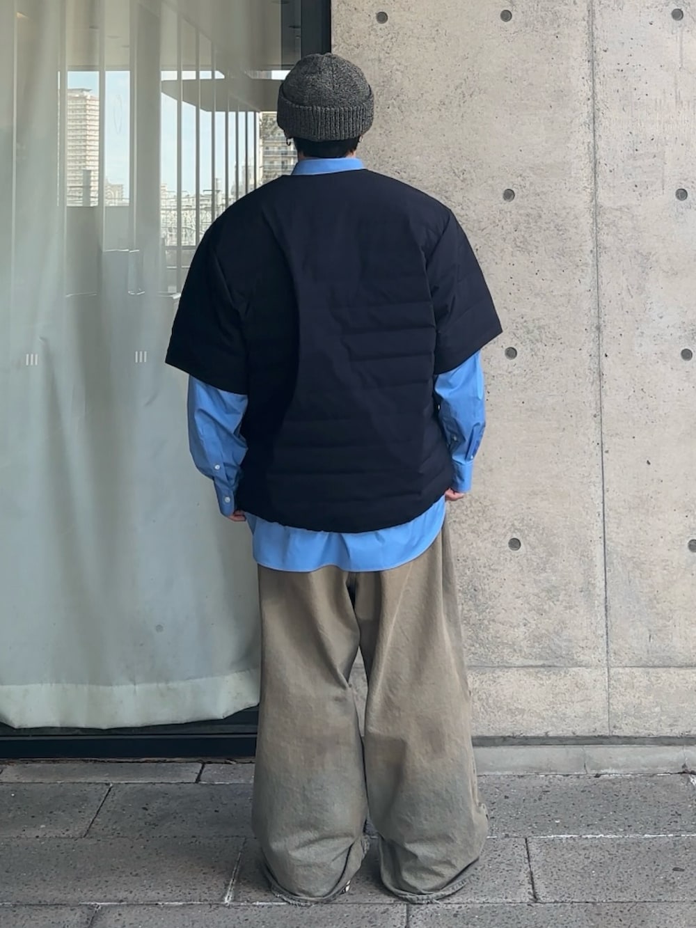 ブルー系のダウンジャケット/コート、グレー系のニットキャップ/ビーニーを着用したメンズの秋コーディネートの2枚目の写真