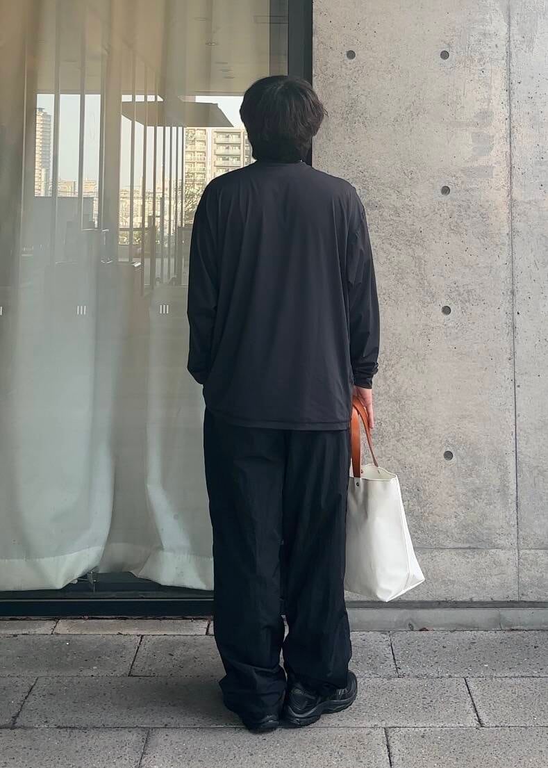 「モノトーン、ワントーン、オフィスカジュアル、柄物、古着mix、旅行コーデ、紫外線対策、帰省コーデ、水際アイテム、夏のブラックコーデ、私のイチ推しブランド、夏の快適通勤コーデ、私が選ぶセールアイテム25ss、機能性素材×カットソー」｜「URBAN RESEARCHの横濱帆布鞄　YHC Boat Tote Bag（トートバッグ、ホワイト系）」を使った、ｵｶｲﾖｼﾋﾃﾞさん（メンズ・167cm）の夏コーディネートの2枚目の写真