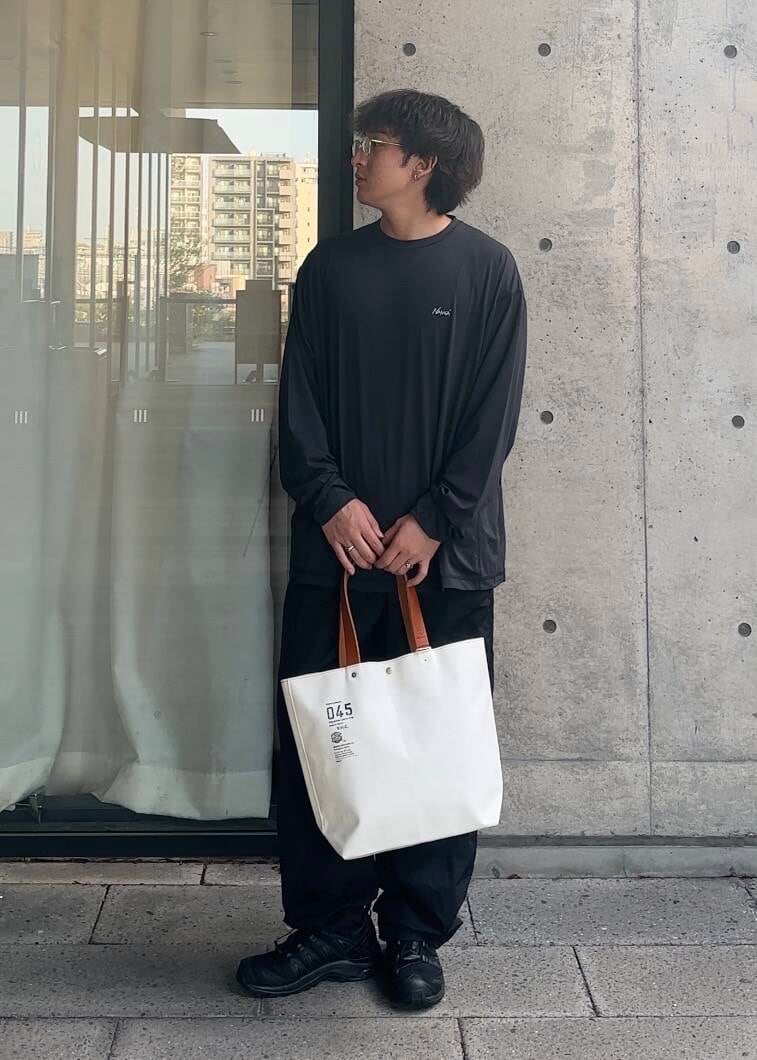 「モノトーン、ワントーン、オフィスカジュアル、柄物、古着mix、旅行コーデ、紫外線対策、帰省コーデ、水際アイテム、夏のブラックコーデ、私のイチ推しブランド、夏の快適通勤コーデ、私が選ぶセールアイテム25ss、機能性素材×カットソー」｜「URBAN RESEARCHの横濱帆布鞄　YHC Boat Tote Bag（トートバッグ、ホワイト系）」を使った、ｵｶｲﾖｼﾋﾃﾞさん（メンズ・167cm）の夏コーディネートの3枚目の写真