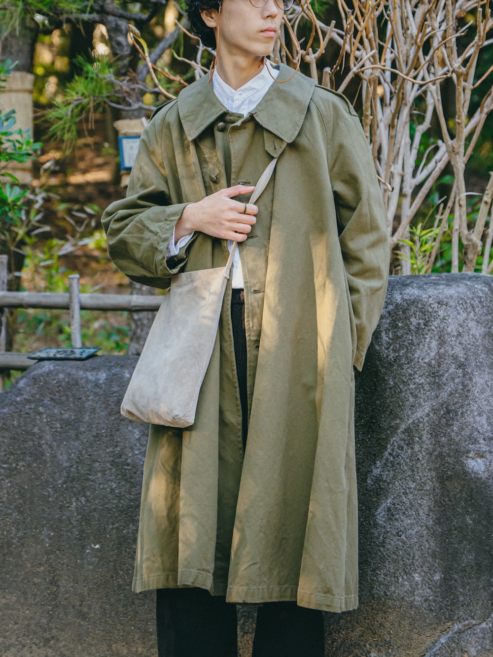 「きれいめカジュアル、春色、ワイドパンツ、メガネ男子、休日スタイル、レイヤードスタイル、シンプルコーデ、春アウター、ショルダーバッグ、サンダル、シャツスタイル、ミリタリー、デートコーデ、ナチュラル、リネン」｜「Hender Schemeのglass cord（その他小物、ベージュ系）」を使った、泉 大輝さん（メンズ・174cm）の冬コーディネートの2枚目の写真