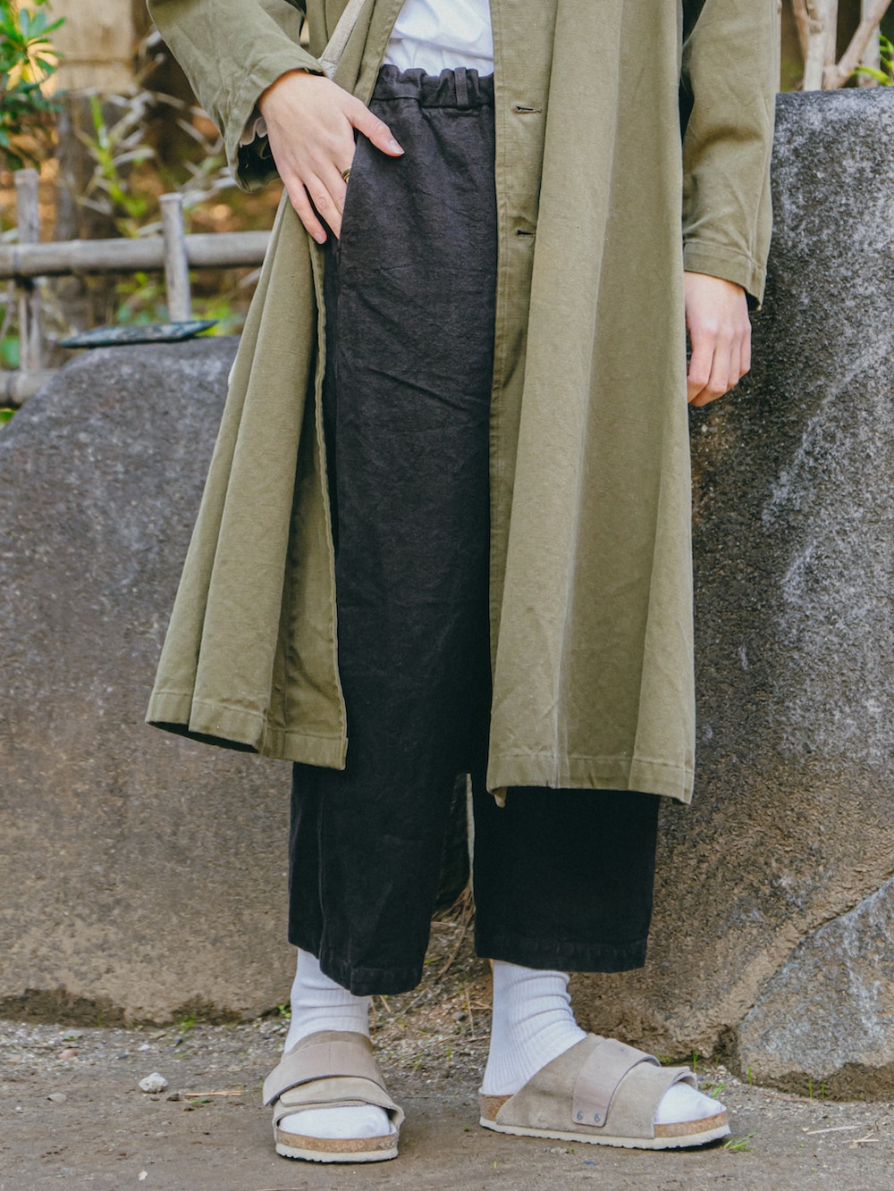 「きれいめカジュアル、春色、ワイドパンツ、メガネ男子、休日スタイル、レイヤードスタイル、シンプルコーデ、春アウター、ショルダーバッグ、サンダル、シャツスタイル、ミリタリー、デートコーデ、ナチュラル、リネン」｜「Hender Schemeのglass cord（その他小物、ベージュ系）」を使った、泉 大輝さん（メンズ・174cm）の冬コーディネートの4枚目の写真