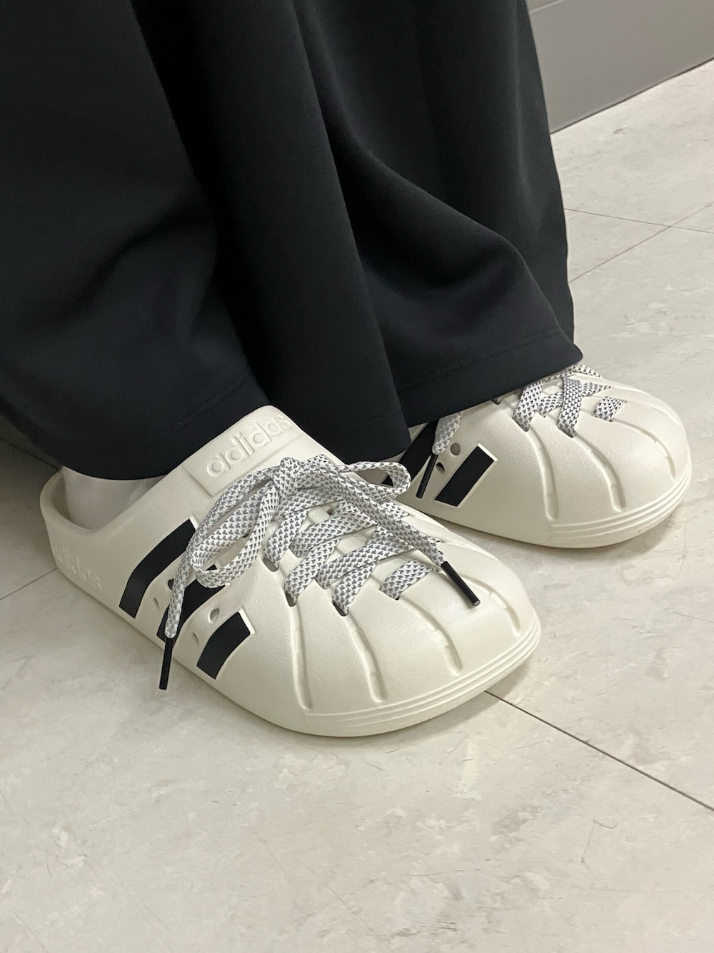 adidas アディダス ADILETTE アディレッタ ジェリーロレンゾ着用 アディレッタ クロッグ / Adilette Clogs、シーズナル スポーツウェア