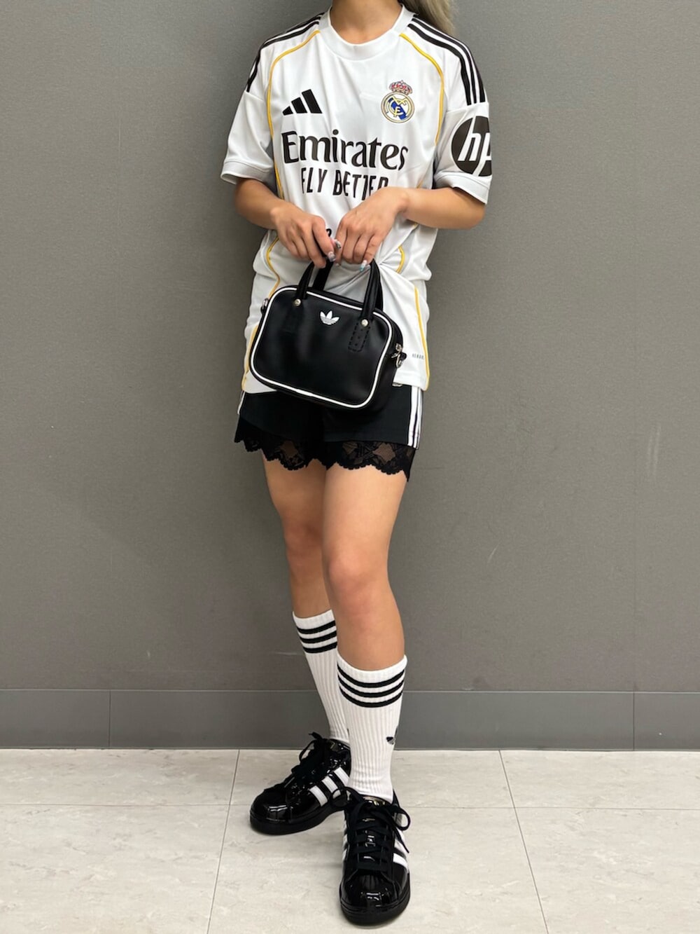 ホワイト系のTシャツ/カットソー、ブラック系のその他パンツ、ブラック系のスニーカーを着用したレディースの夏コーディネートの3枚目の写真
