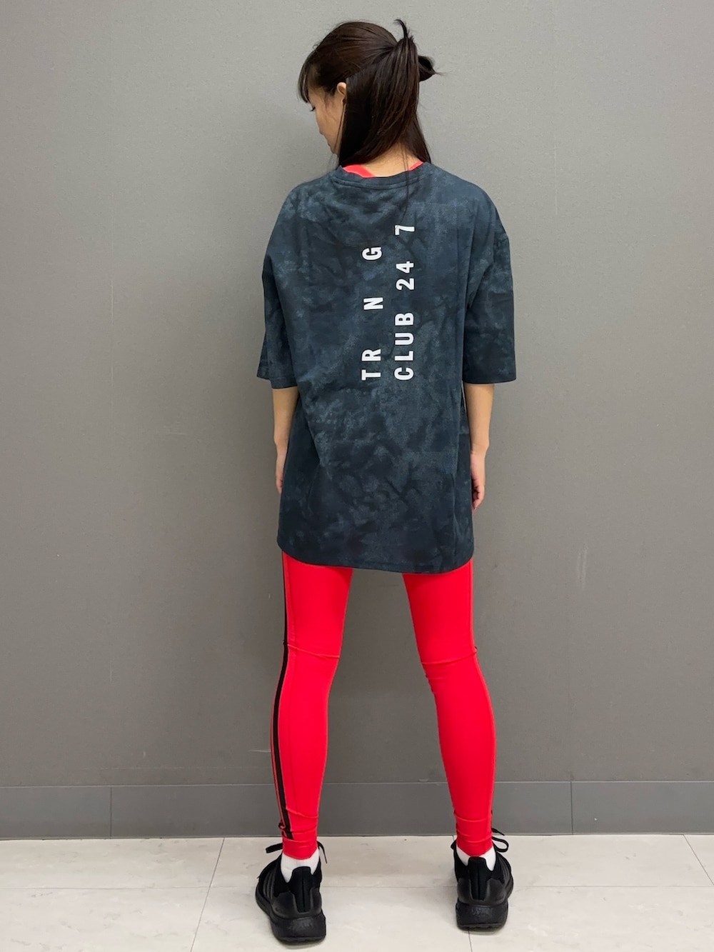 ブルー系のTシャツ/カットソー、ブラック系のシューズ、レッド系のレギンス/スパッツを着用したレディースの春コーディネートの4枚目の写真