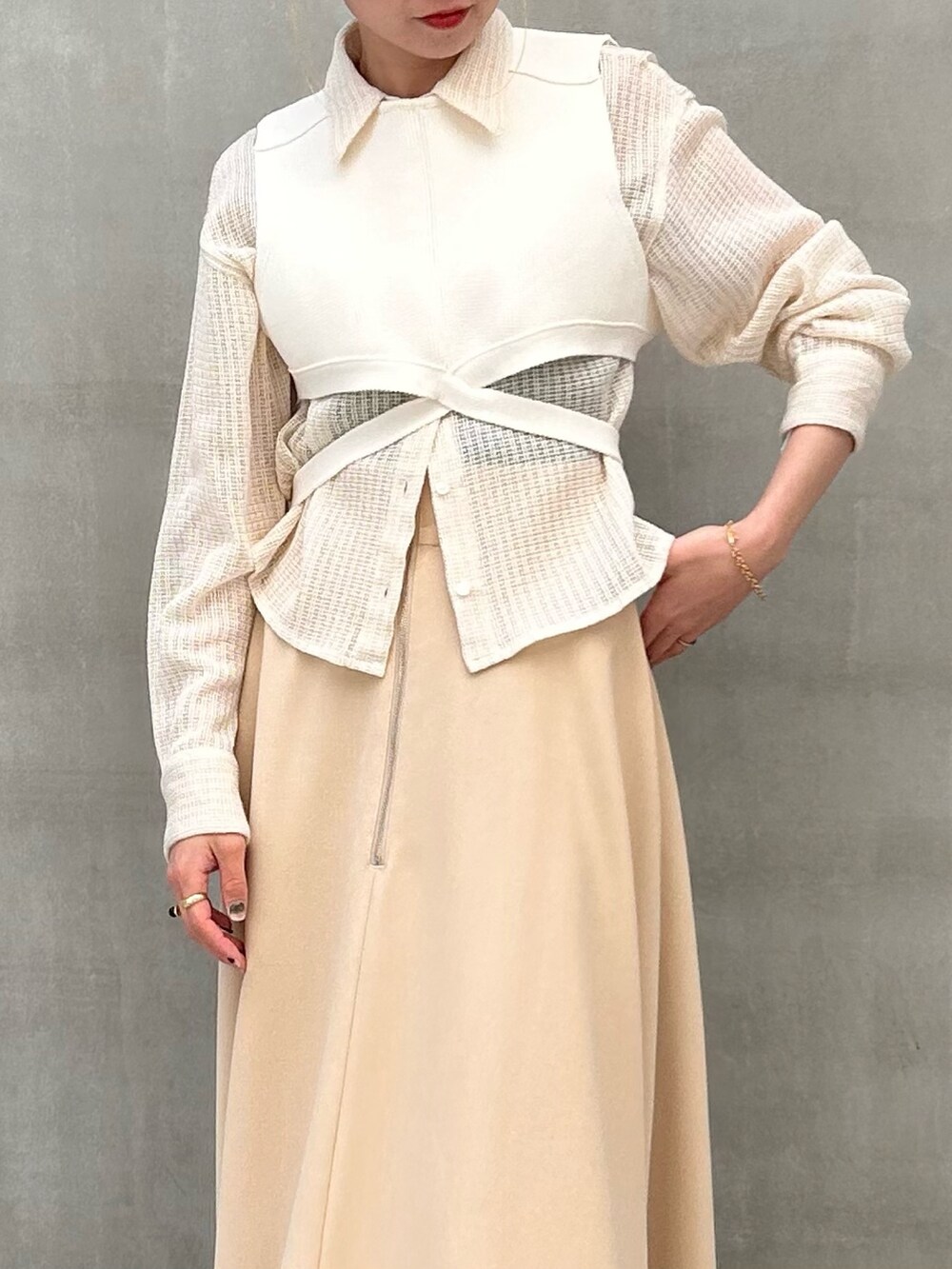 ベージュ系のスカート、ホワイト系のシャツ/ブラウス、ホワイト系のTシャツ/カットソーを着用したレディースの春コーディネートの4枚目の写真