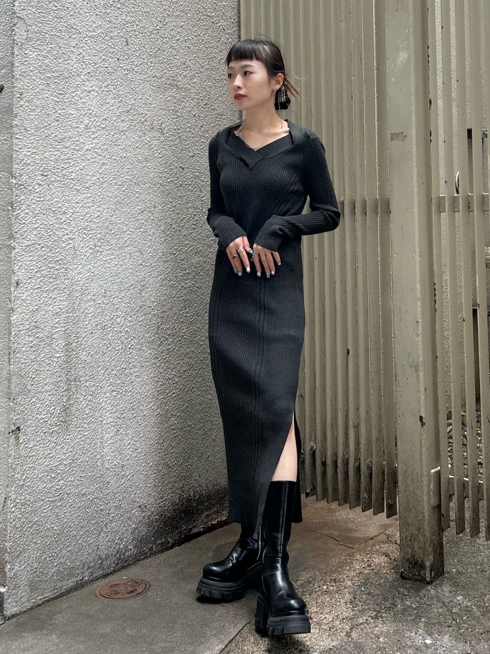 ブラック系のブーツ、グレー系のワンピースを着用したレディースの冬コーディネートの2枚目の写真