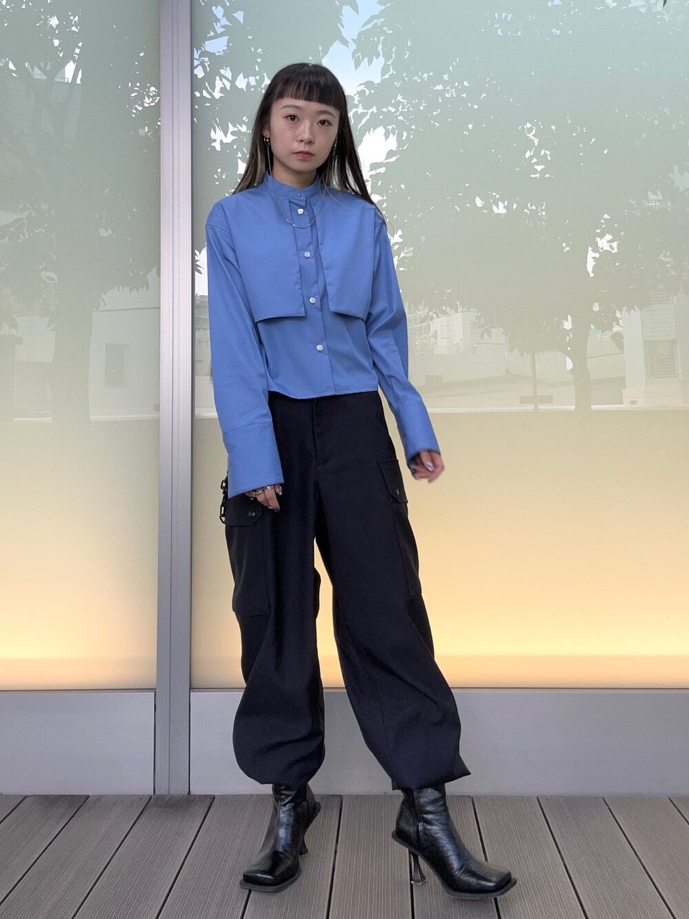 ブルー系のシャツ/ブラウス、ブラック系のブーツを着用したレディースの秋コーディネートの3枚目の写真