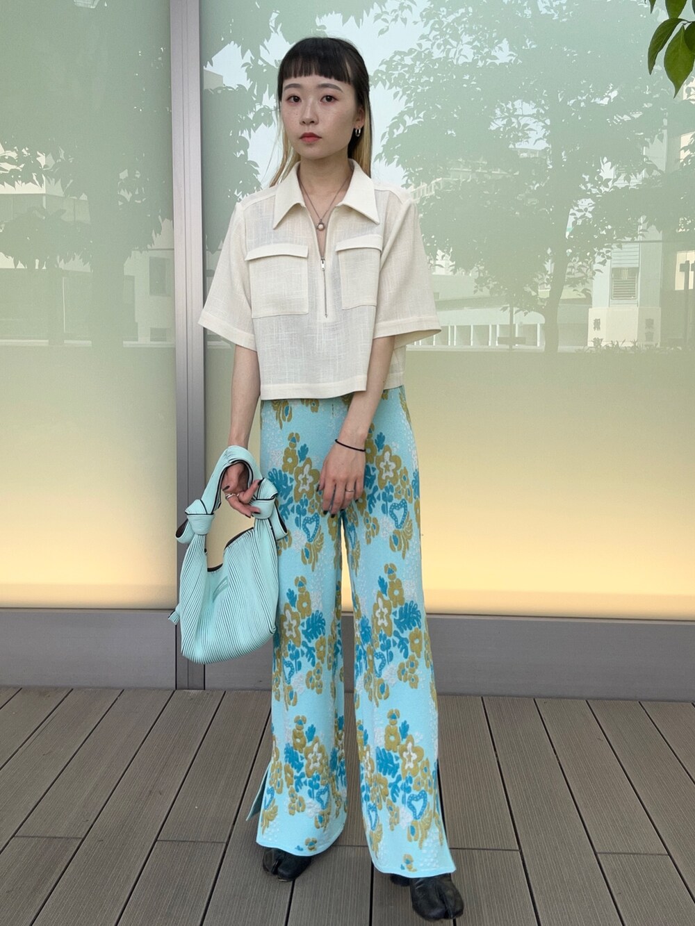 ブルー系のその他パンツ、ホワイト系のシャツ/ブラウス、グリーン系のハンドバッグを着用したレディースの春コーディネートの3枚目の写真