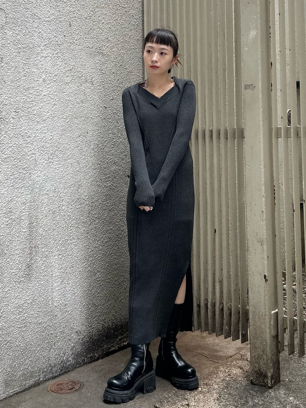 ブラック系のブーツ、グレー系のワンピースを着用したレディースの冬コーディネートの3枚目の写真