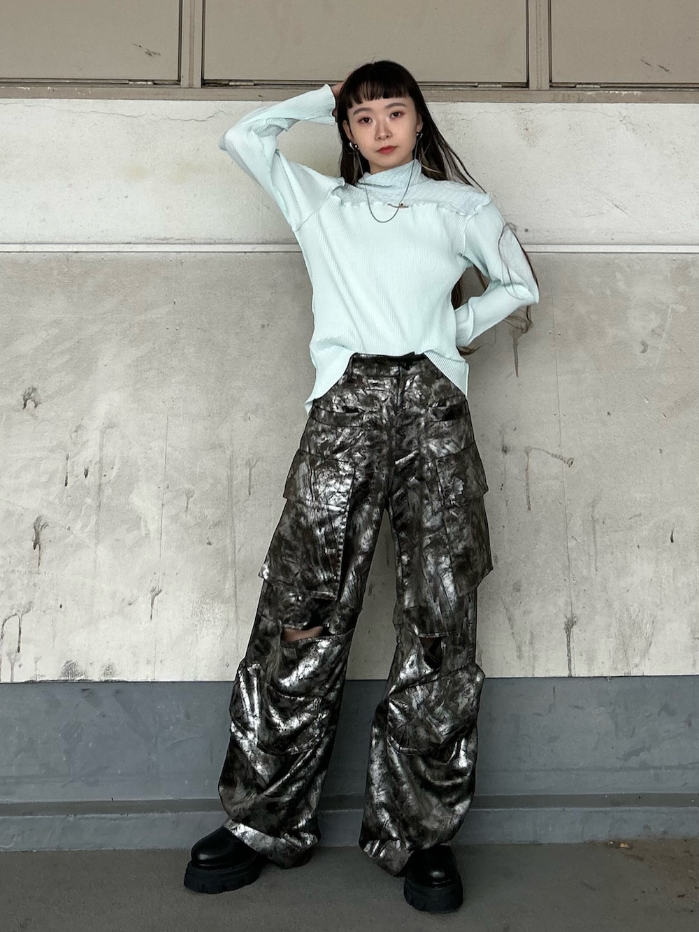 シルバー系のその他パンツ、ブルー系のTシャツ/カットソー、ブラック系のブーツを着用したレディースの秋コーディネートの2枚目の写真