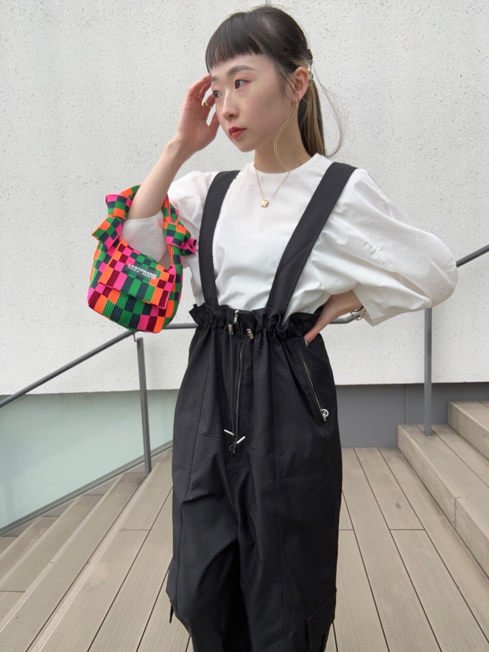 その他のハンドバッグ、ブラック系のカーゴパンツ、ホワイト系のシャツ/ブラウスを着用したレディースの春コーディネートの4枚目の写真