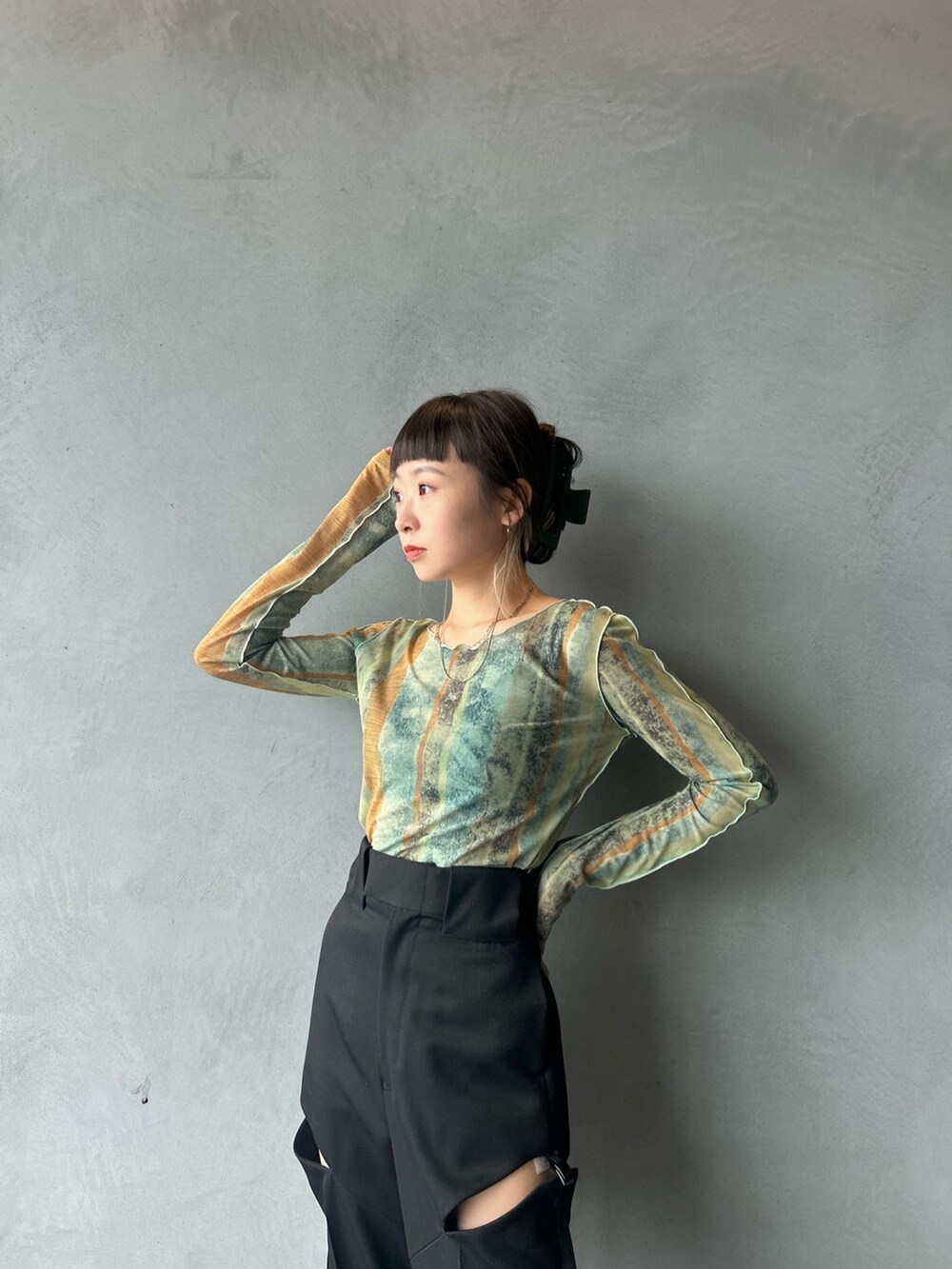 その他のTシャツ/カットソー、ブラック系のブーツを着用したレディースの秋コーディネートの4枚目の写真