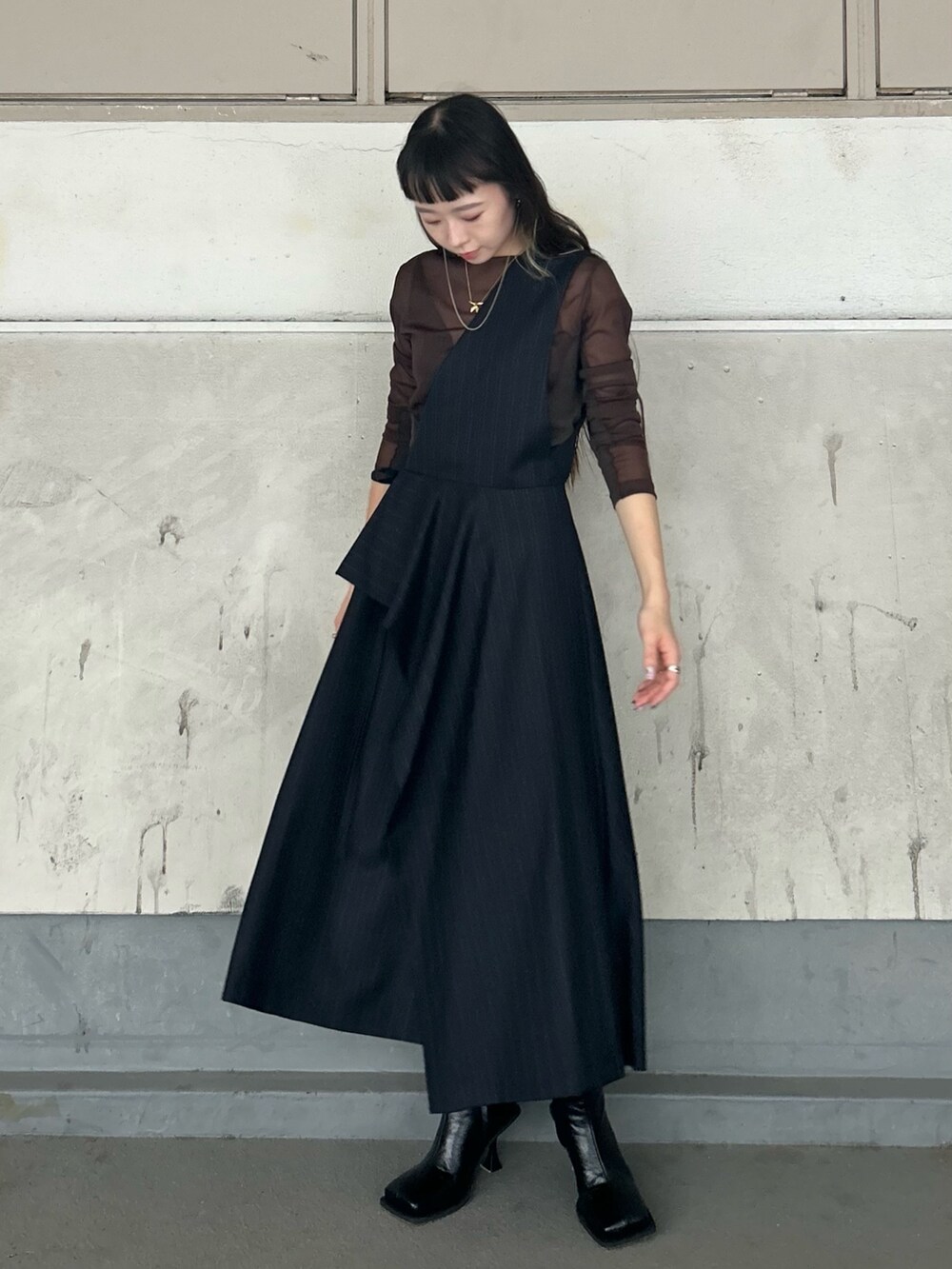 ブラック系のブーツ、ブラウン系のTシャツ/カットソーを着用したレディースの秋コーディネートの3枚目の写真