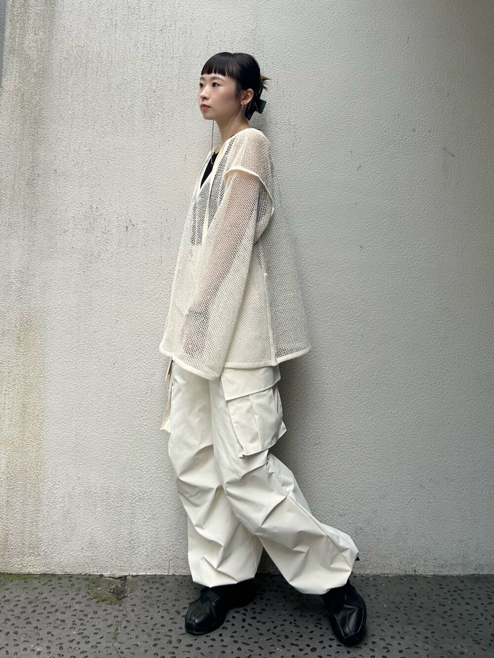 ホワイト系のTシャツ/カットソー、ホワイト系のカーゴパンツを着用したレディースの夏コーディネートの3枚目の写真