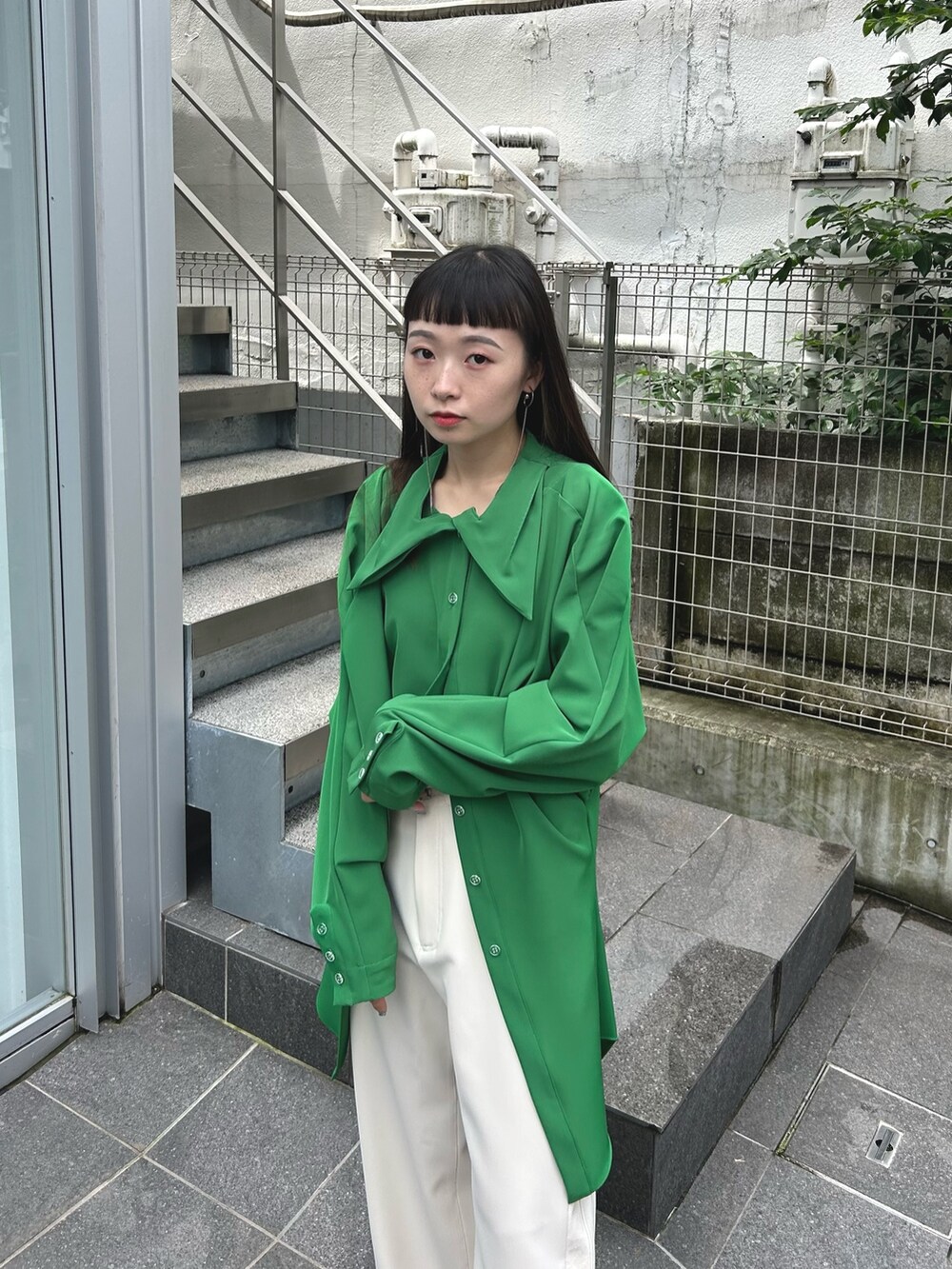 ホワイト系のスラックスを着用したレディースの夏コーディネートの5枚目の写真