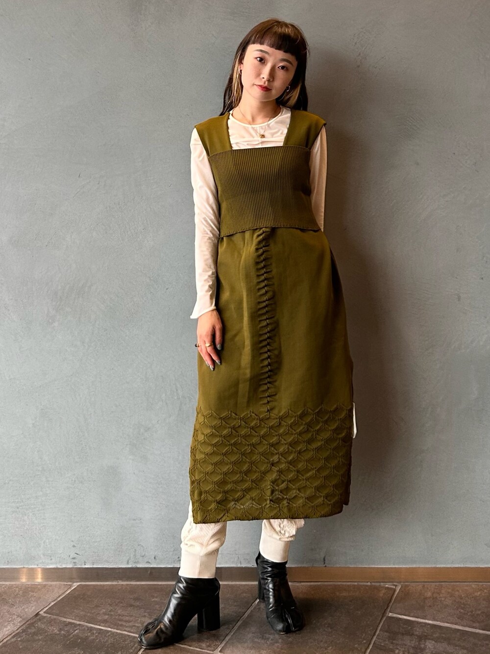 グリーン系のドレスを着用したレディースの春コーディネートの7枚目の写真