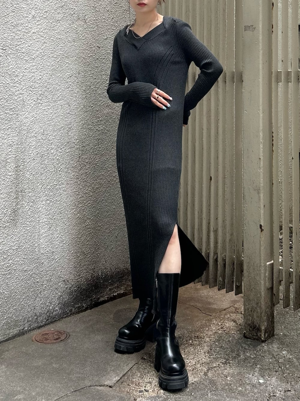 ブラック系のブーツ、グレー系のワンピースを着用したレディースの冬コーディネートの4枚目の写真