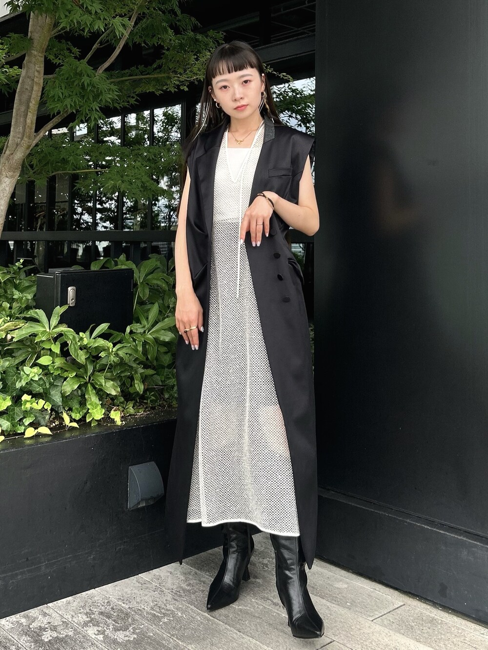 ホワイト系のワンピース、ブラック系のワンピースを着用したレディースの夏コーディネートの3枚目の写真