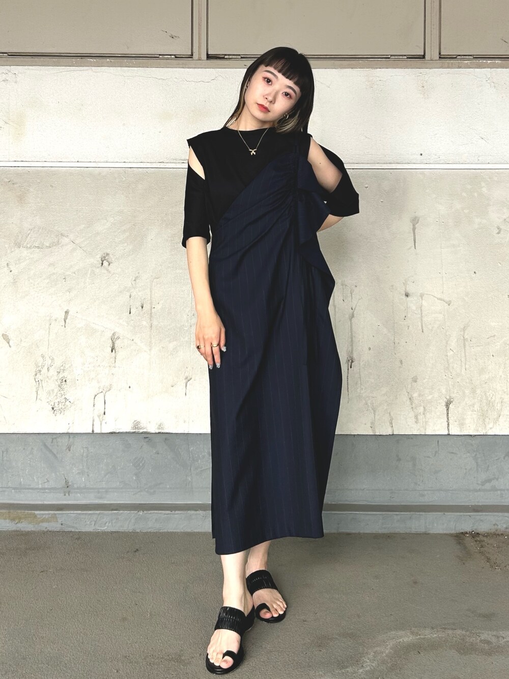 ブラック系のTシャツ/カットソー、ブラック系のその他シューズを着用したレディースの夏コーディネートの3枚目の写真