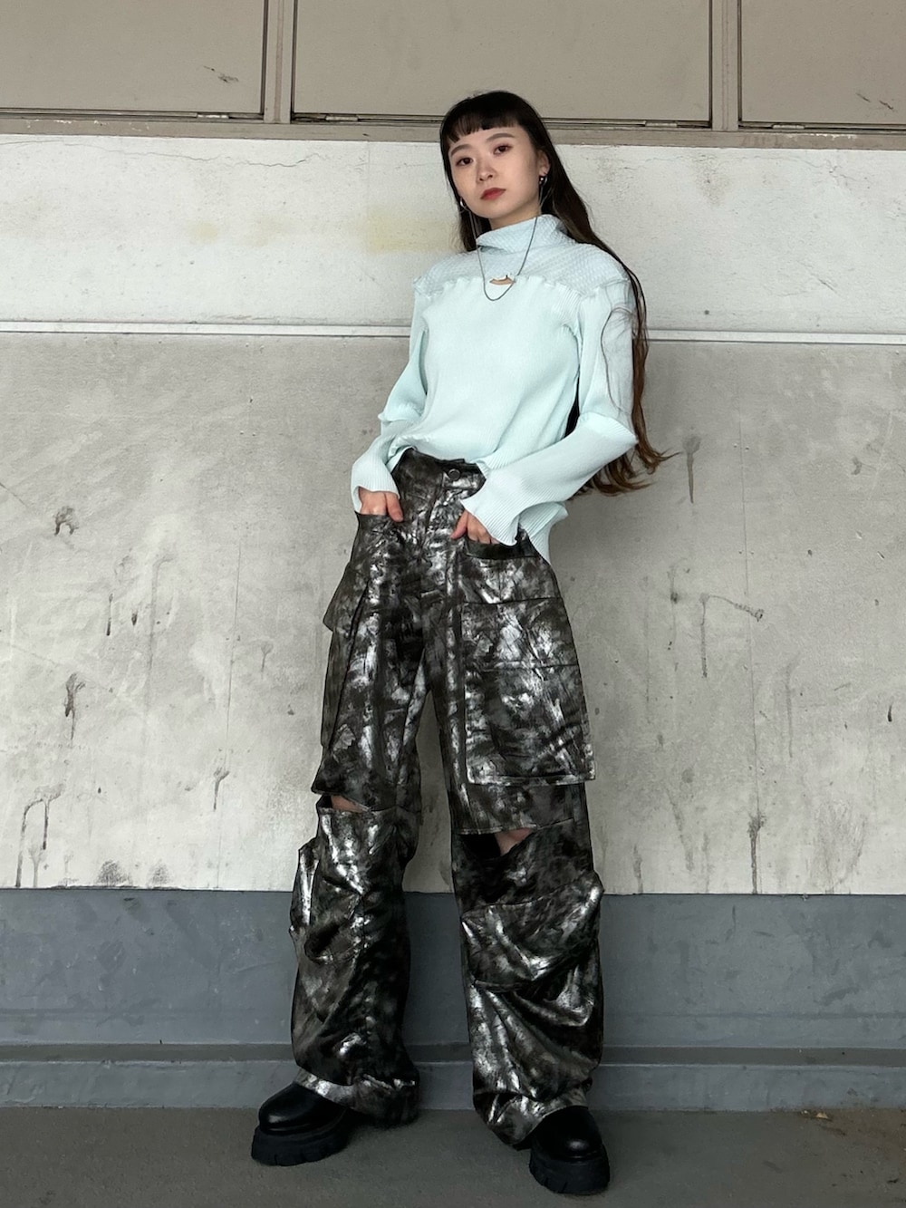 シルバー系のその他パンツ、ブルー系のTシャツ/カットソー、ブラック系のブーツを着用したレディースの秋コーディネートの3枚目の写真