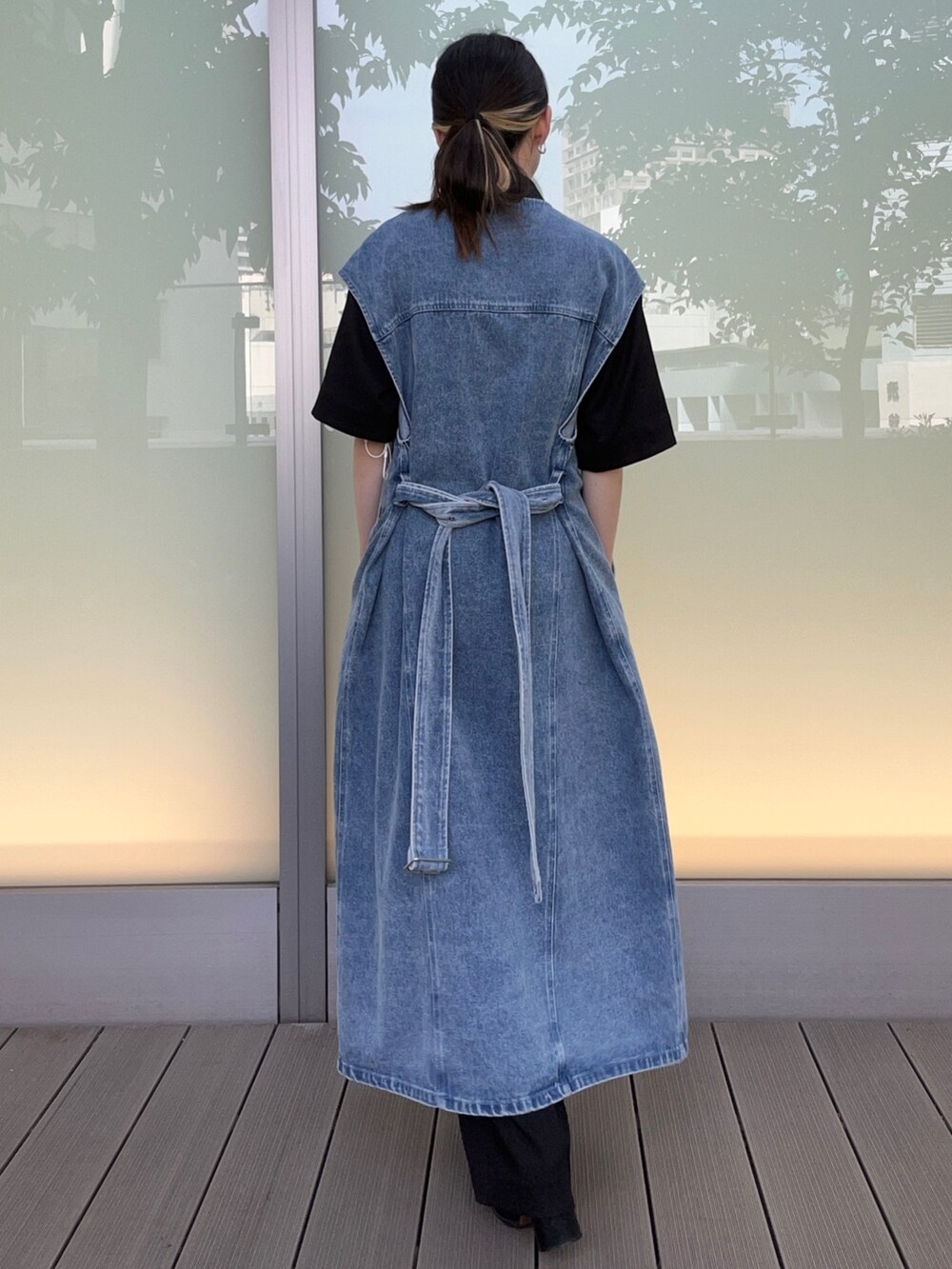 ブラック系のつなぎ/オールインワン、ブルー系のトレンチコートを着用したレディースの春コーディネートの4枚目の写真