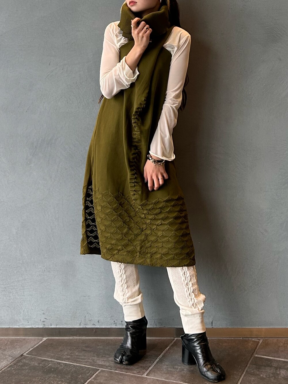 グリーン系のドレスを着用したレディースの春コーディネートの4枚目の写真