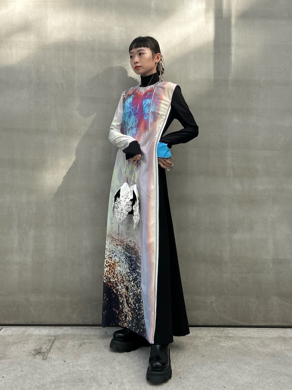 ブラック系のブーツを着用したレディースの冬コーディネートの2枚目の写真