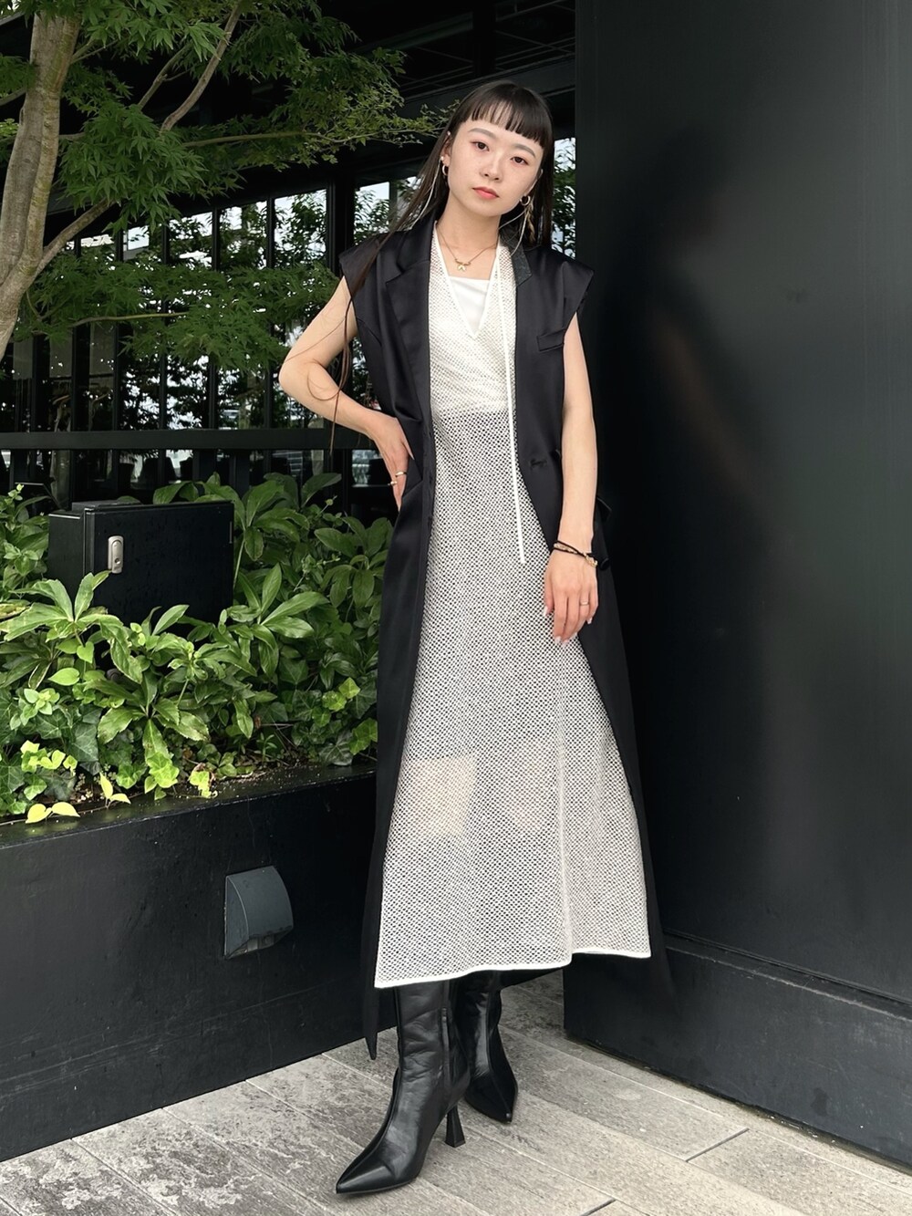 ホワイト系のワンピース、ブラック系のワンピースを着用したレディースの夏コーディネートの4枚目の写真