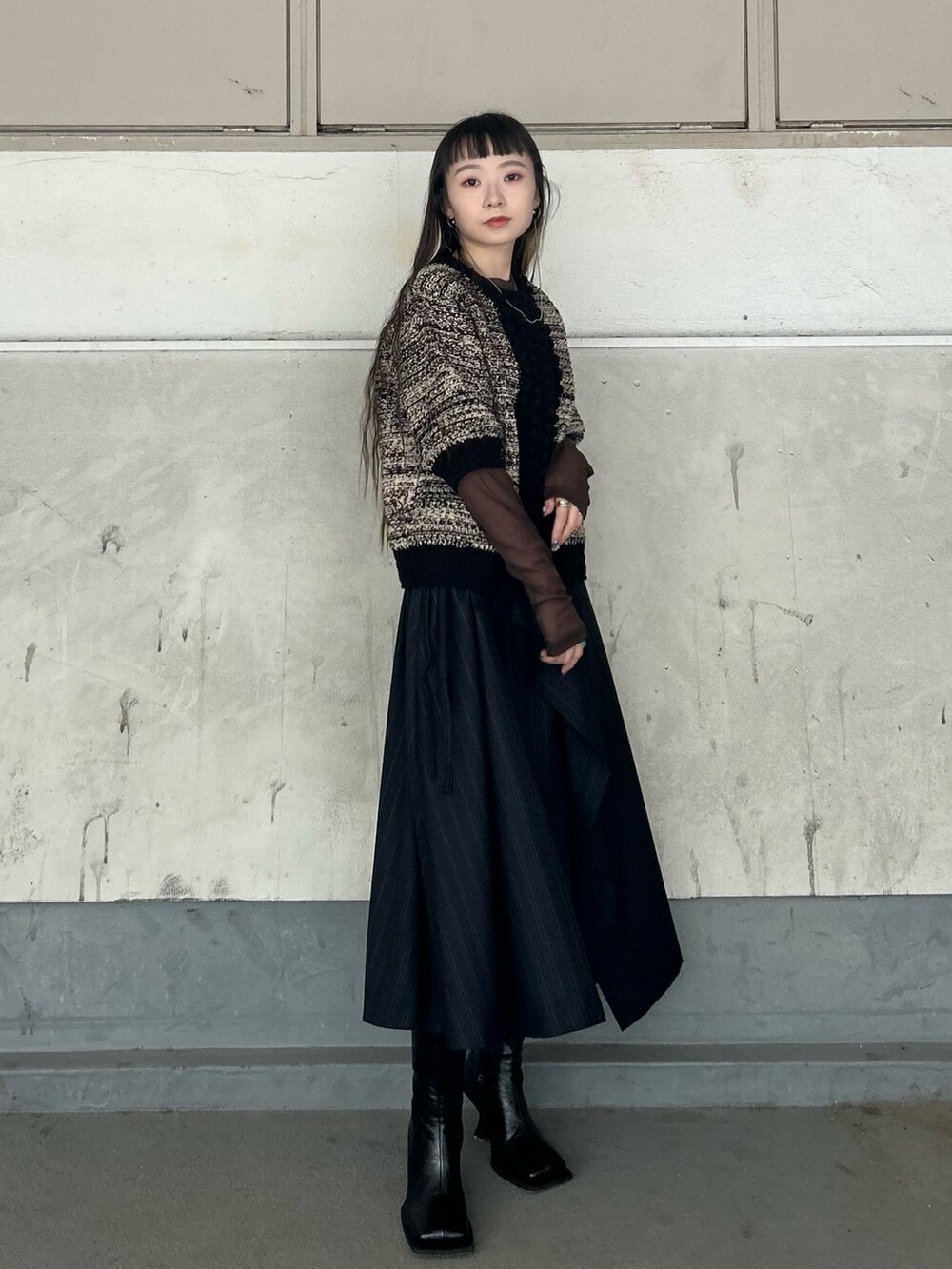 ブラウン系のTシャツ/カットソー、その他のカーディガン/ボレロ、ブラック系のブーツを着用したレディースの秋コーディネートの2枚目の写真