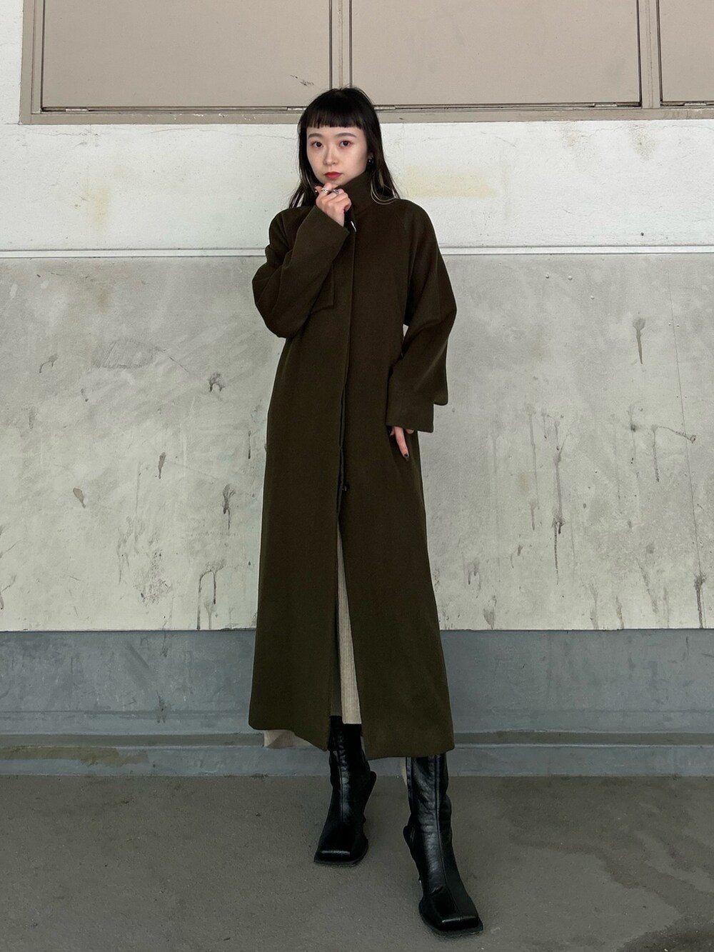 ブラック系のブーツを着用したレディースの秋コーディネートの2枚目の写真