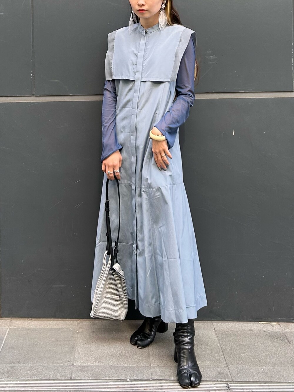 シルバー系のショルダーバッグ、ブルー系のワンピースを着用したレディースの春コーディネートの4枚目の写真