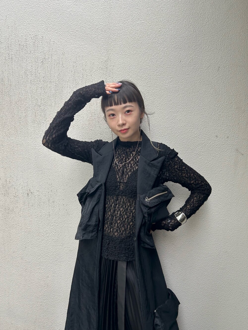 ブラック系のブーツ、ブラック系のTシャツ/カットソー、ブラック系のミリタリージャケットを着用したレディースの秋コーディネートの5枚目の写真