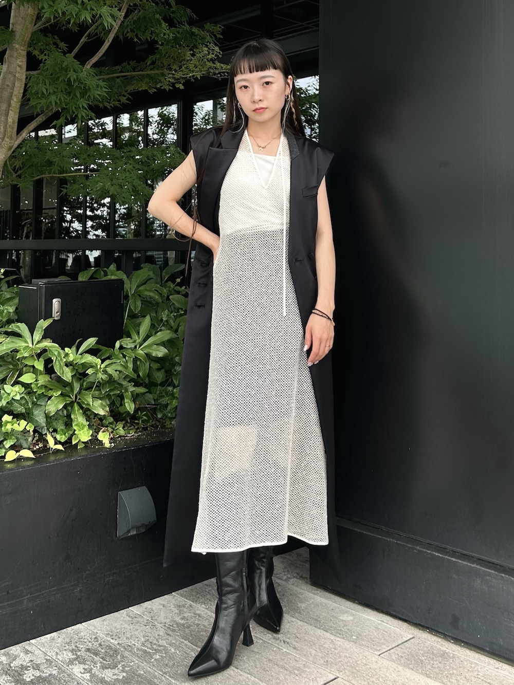 ホワイト系のワンピース、ブラック系のワンピースを着用したレディースの夏コーディネートの2枚目の写真