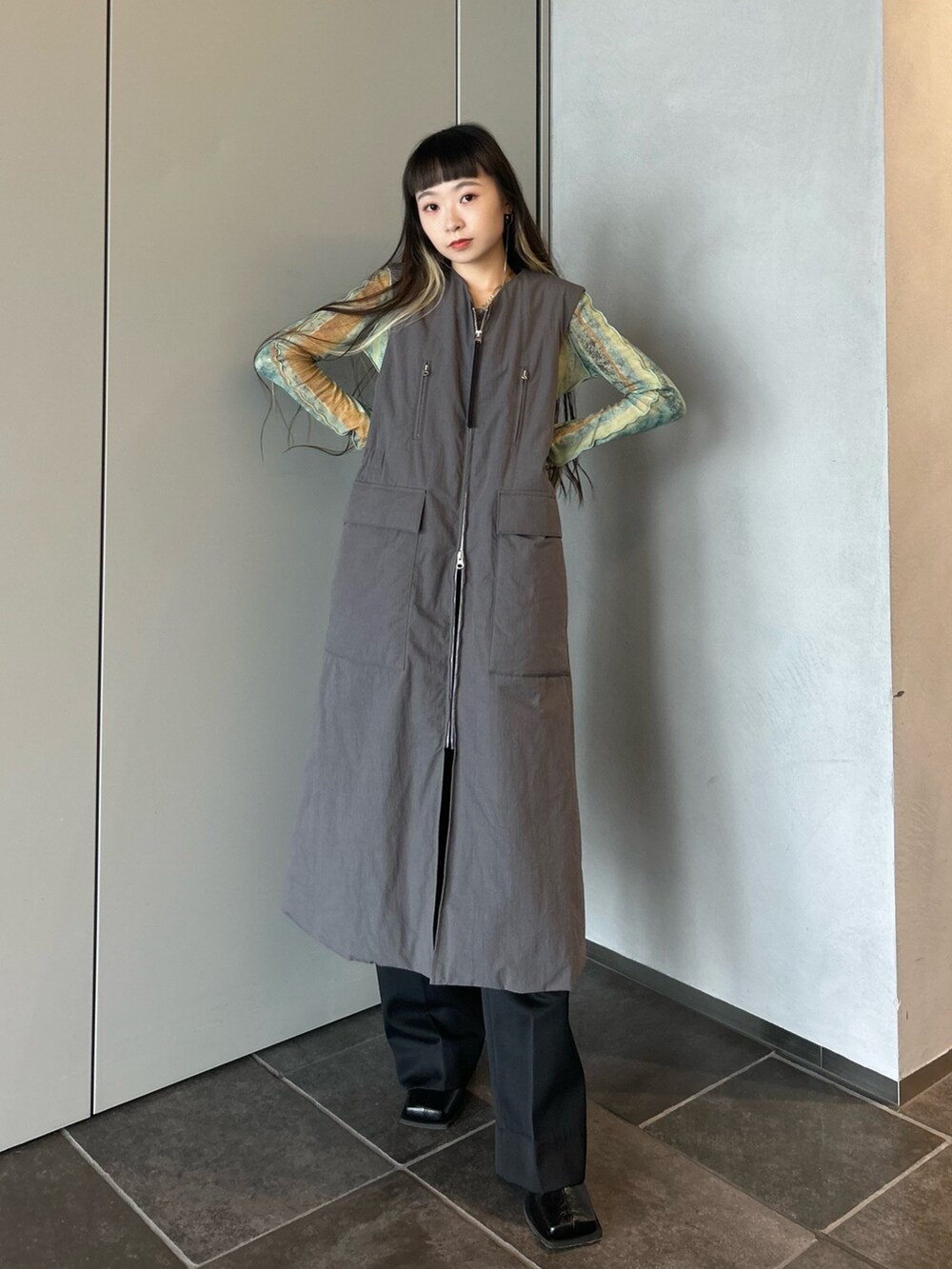 その他のTシャツ/カットソー、ブラック系のブーツを着用したレディースの秋コーディネートの3枚目の写真