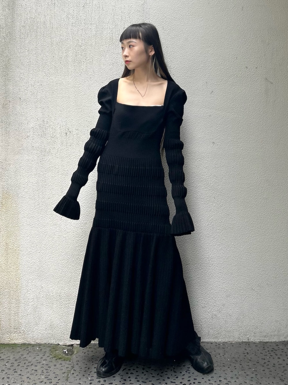 ブラック系のスラックスを着用したレディースの秋コーディネートの4枚目の写真