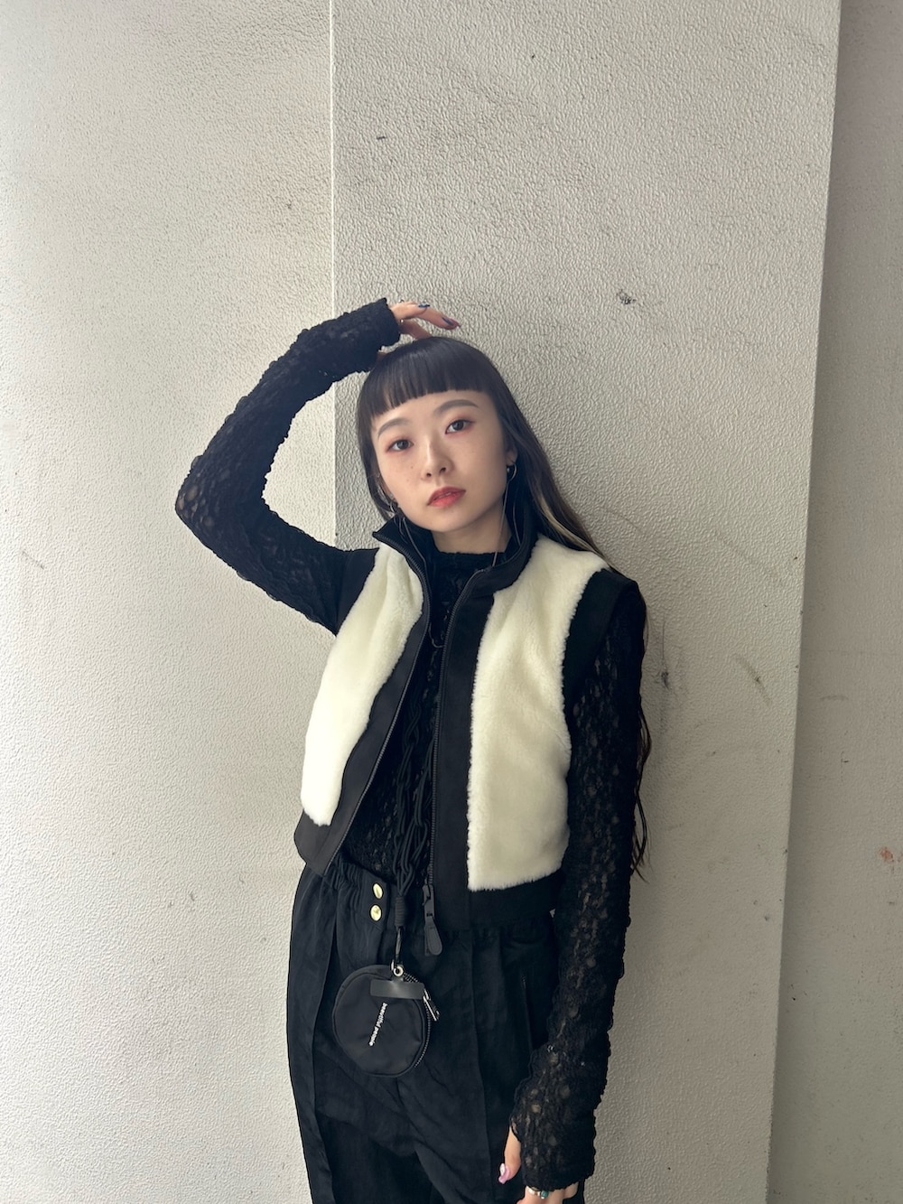 ブラック系のTシャツ/カットソー、ブラック系のカーゴパンツ、ブラック系のスマホグッズを着用したレディースの秋コーディネートの5枚目の写真