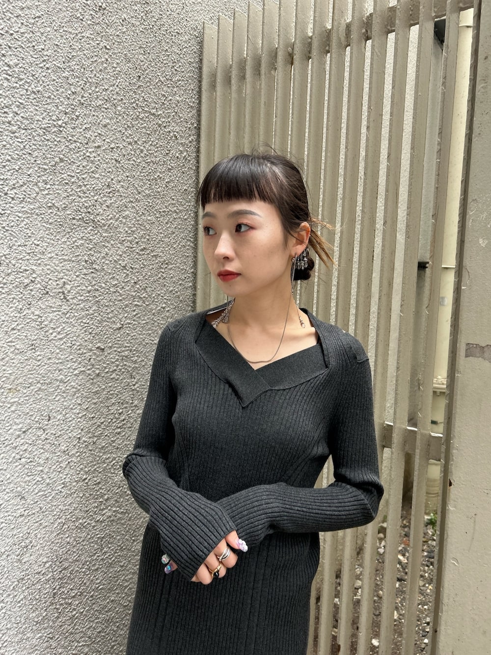 ブラック系のブーツ、グレー系のワンピースを着用したレディースの冬コーディネートの5枚目の写真