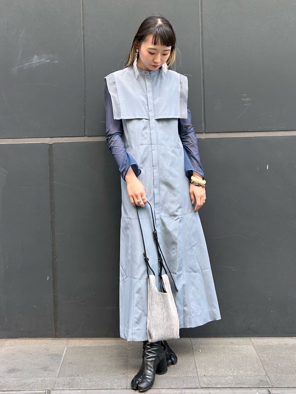 シルバー系のショルダーバッグ、ブルー系のワンピースを着用したレディースの春コーディネートの2枚目の写真