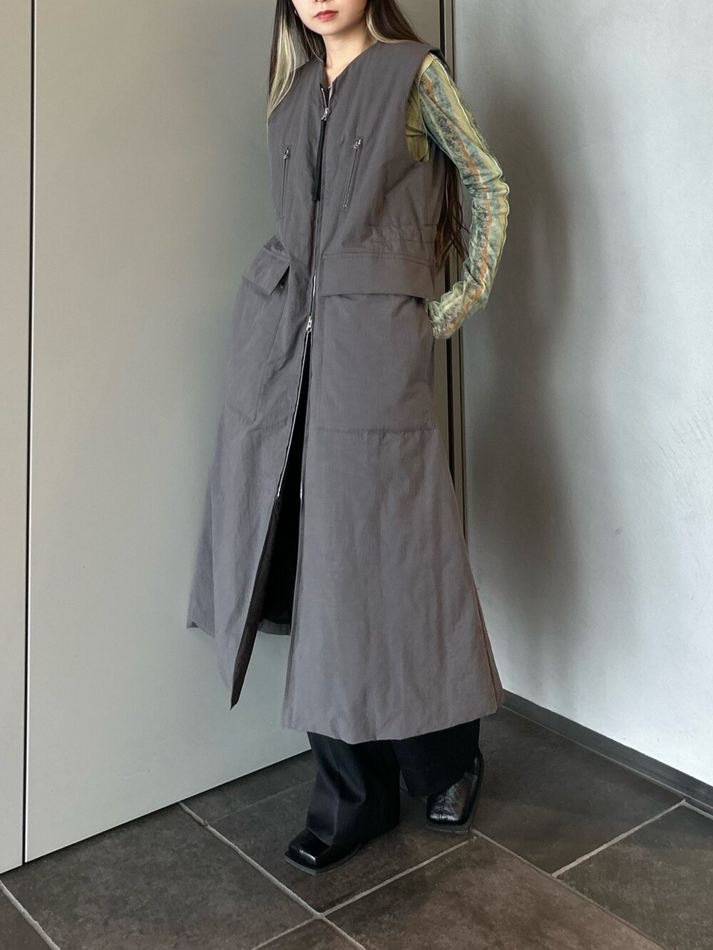 その他のTシャツ/カットソー、ブラック系のブーツを着用したレディースの秋コーディネートの4枚目の写真