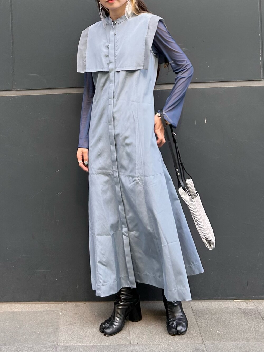 シルバー系のショルダーバッグ、ブルー系のワンピースを着用したレディースの春コーディネートの5枚目の写真