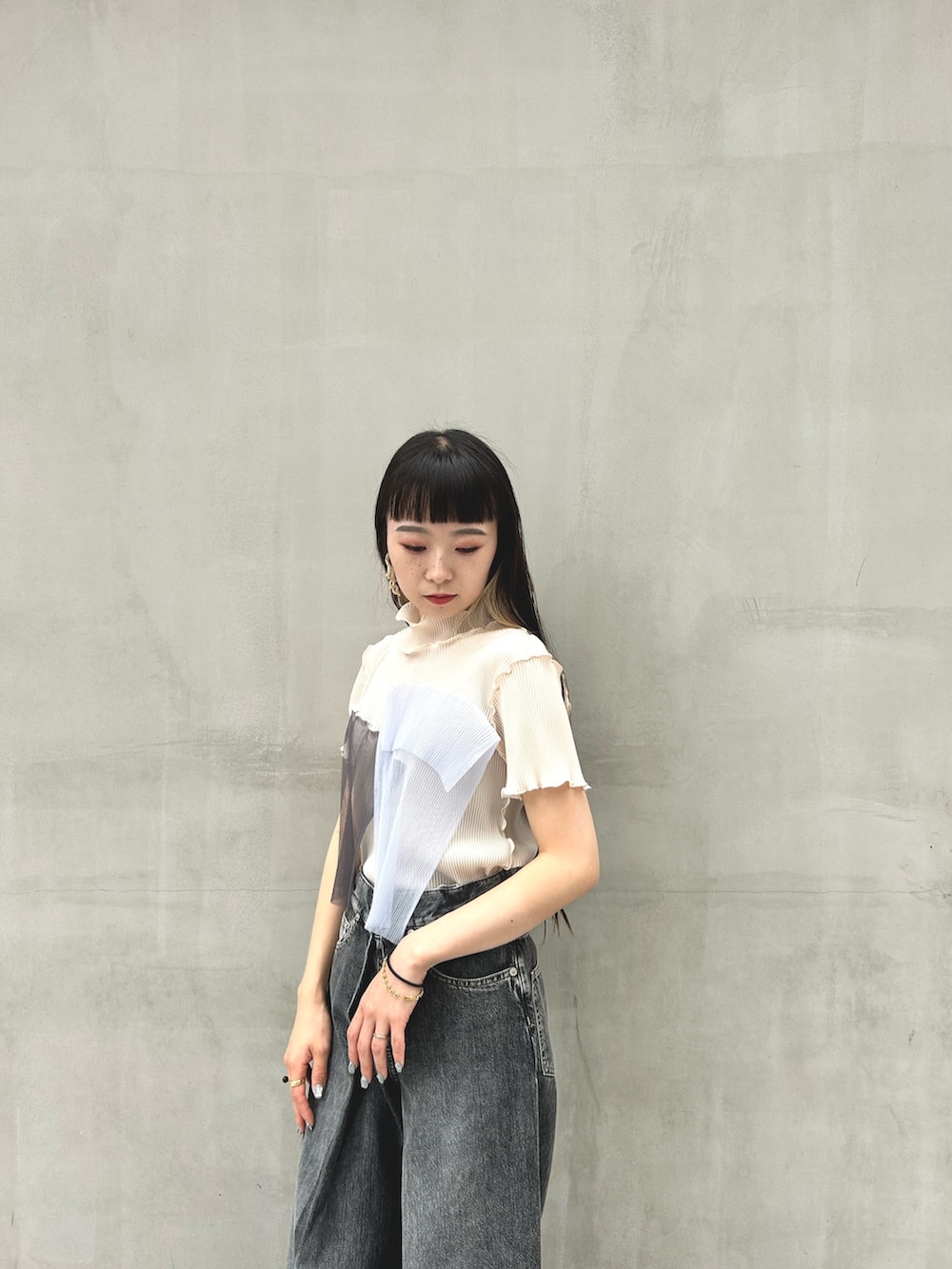 ブラック系のデニムパンツ、ベージュ系のTシャツ/カットソーを着用したレディースの夏コーディネートの5枚目の写真